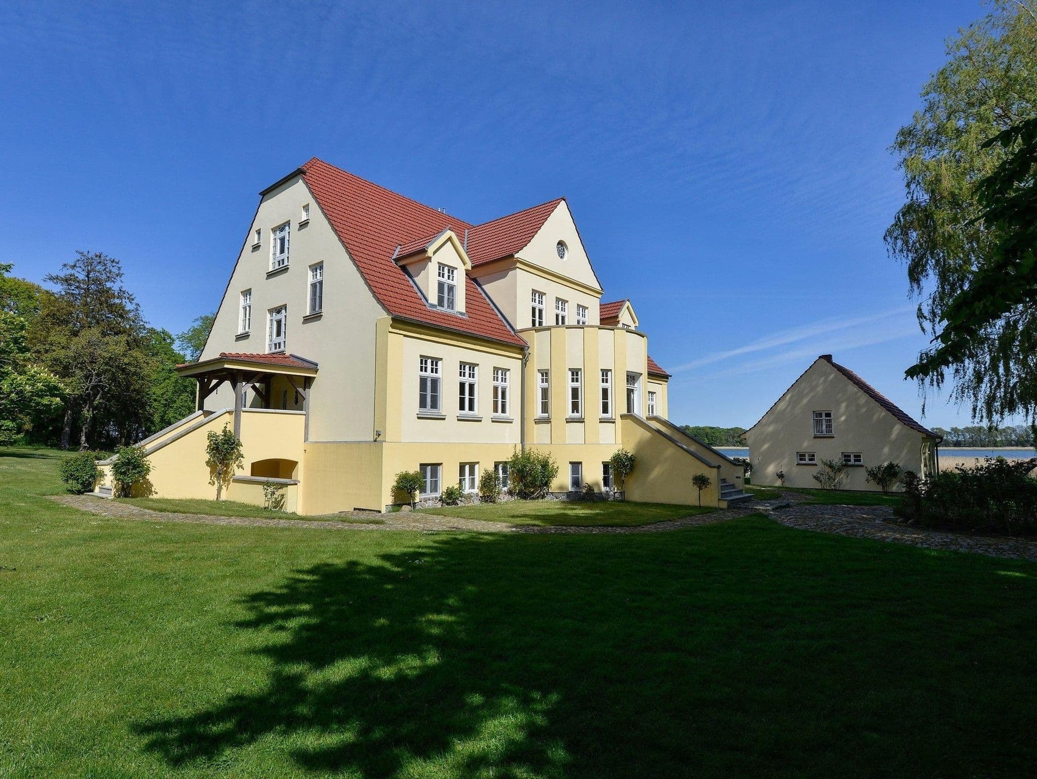 Gutshaus Grubnow Ferienwohnung 2 am Wasser Sauna und WLAN incl.