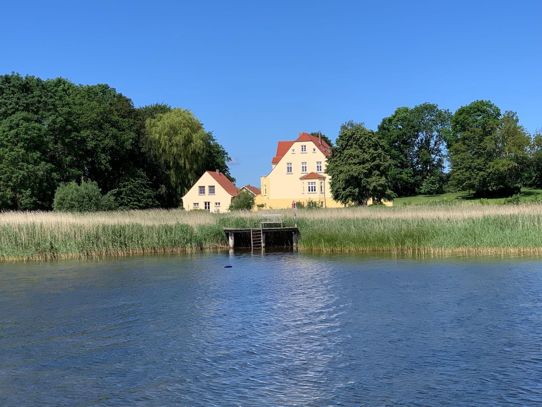 Gutshaus Grubnow Ferienwohnung 4 mit Hund am Wasser Sauna und WLAN incl.