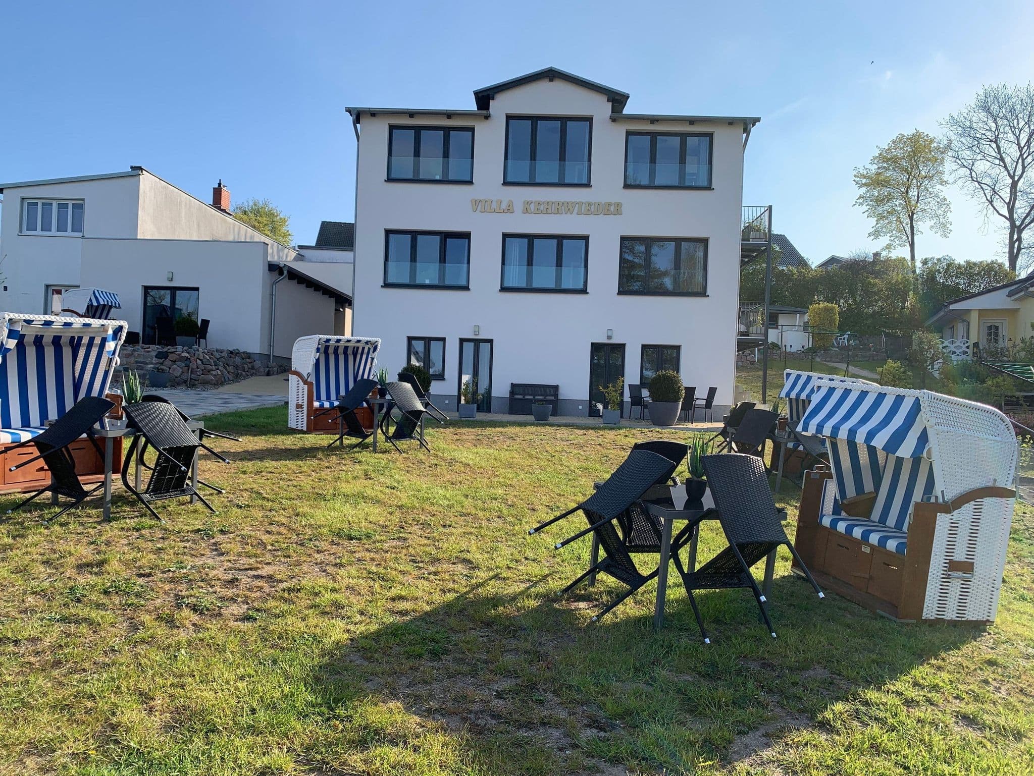 Stilvolle, moderne Ferienwohnung Meerblick Göhren, Balkon, 2 Schlafzimmer, Hunde Willkommen