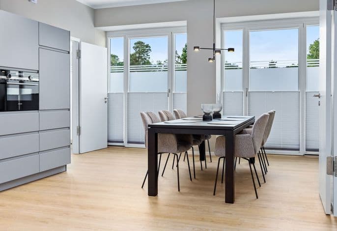 Großzügiges, modernes Ferienapartment an der Ostsee mit Terrasse und zwei Bädern