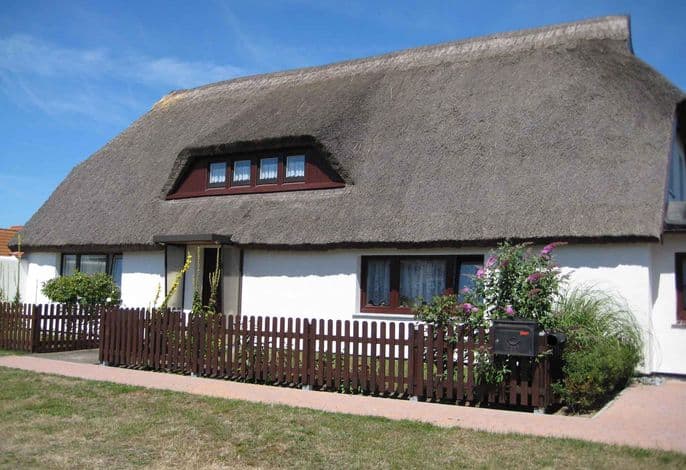 Ferienwohnung unter Schilfdach, nur 100 m zum Ostseestrand - Ferienwohnung unter Schilfdach, nur 100 m zum Ostseestrand