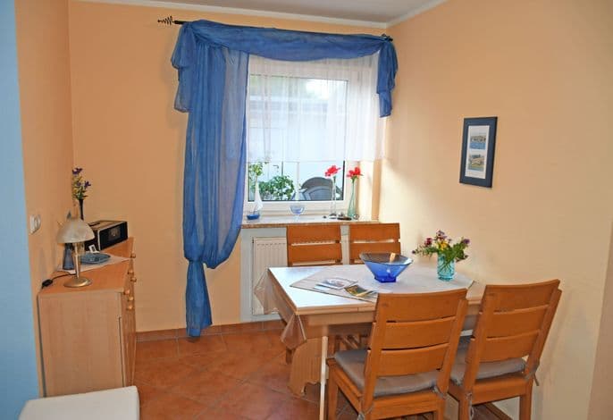 Ferienwohnung mit Balkon und Kamin Hühnergott - Ferienwohnungen mit Kamin und Blick zum Selliner Seepark detail 4