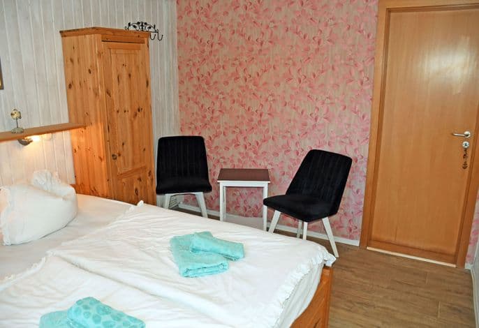 01 kleines Doppelzimmer /1 Er. + 1 Kind bis 14 J. - Pension im Seebad Breege detail 2