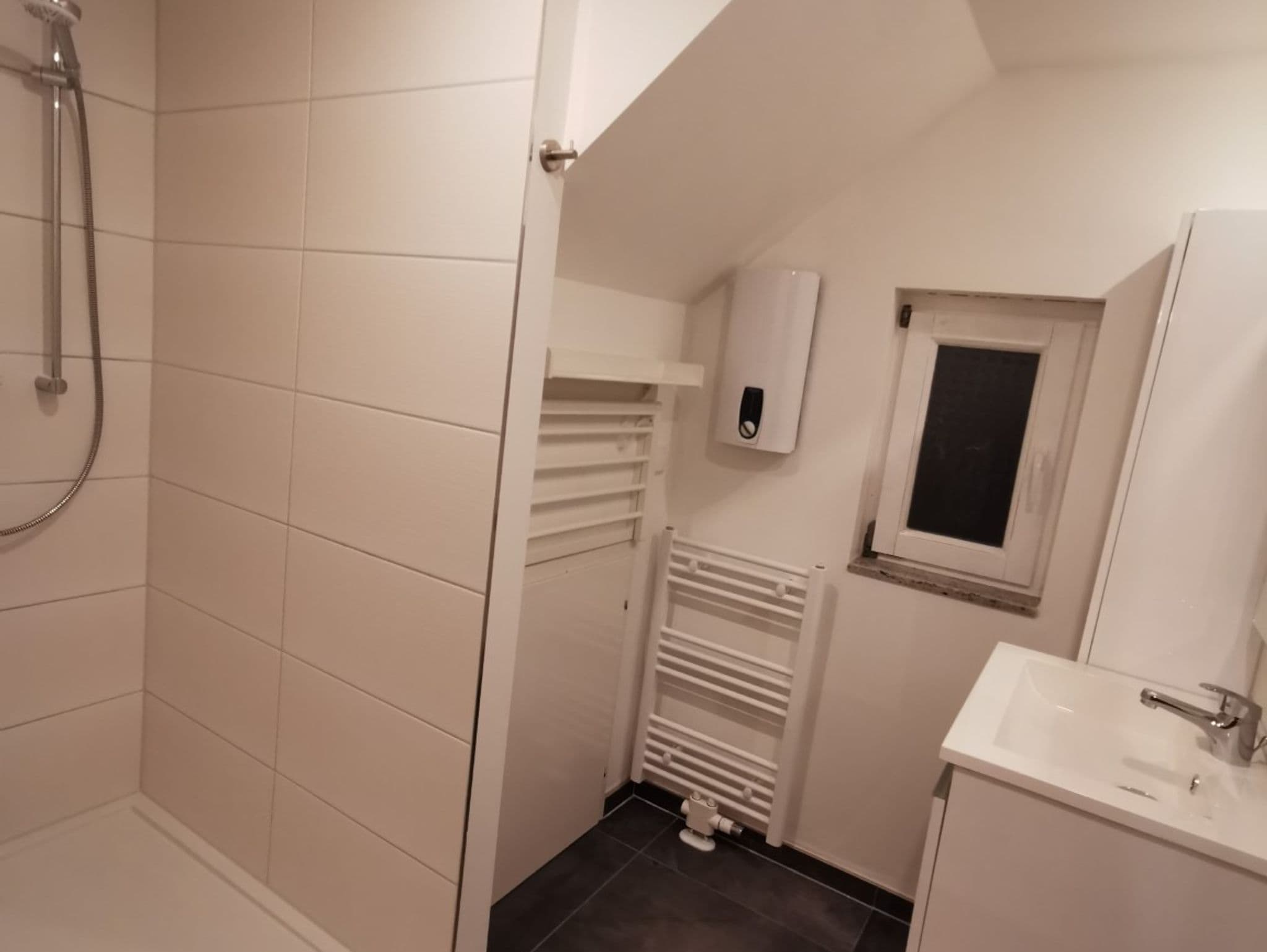 Haus 2 (53qm mit Schlafzimmer mit 4 Schlafplätzen, offener Wohnbereich mit Küche und Meerblick -max 4 Personen) - Reetdach Ferienhäuser Rügen detail 4