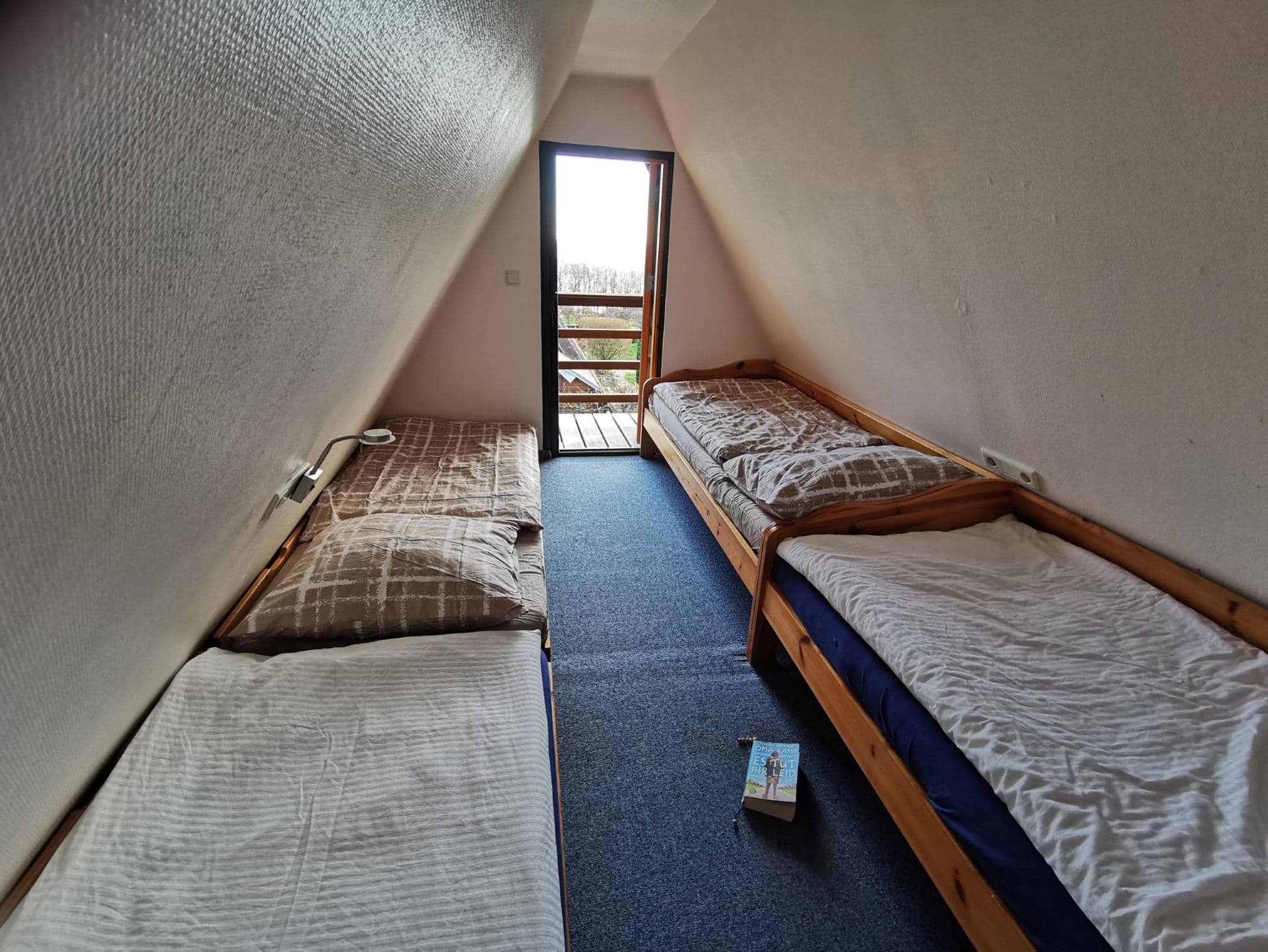 Haus 2 (53qm mit Schlafzimmer mit 4 Schlafplätzen, offener Wohnbereich mit Küche und Meerblick -max 4 Personen) - Reetdach Ferienhäuser Rügen detail 1