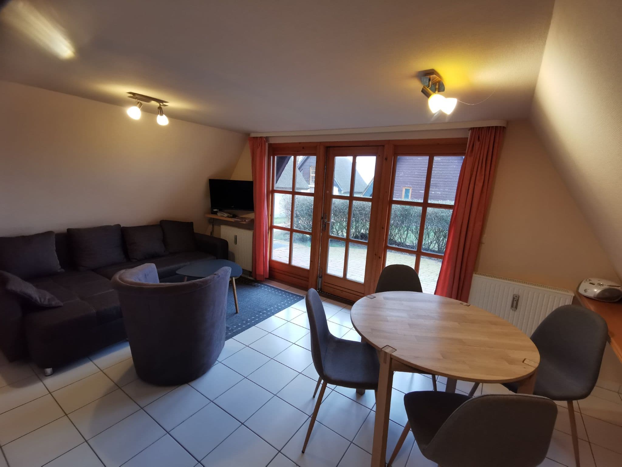 Haus 3 (53qm mit Schlafzimmer mit 4 Schlafplätzen, offener Wohnbereich mit Küche und Meerblick -max 4 Personen) - Reetdach Ferienhäuser Rügen detail 1
