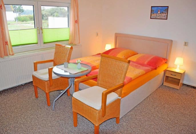 Ferienwohnung unterm Reetdach mit Terrasse Lee - Ferienwohnungen unterm Reetdach in Plogshagen/Hiddensee detail 1