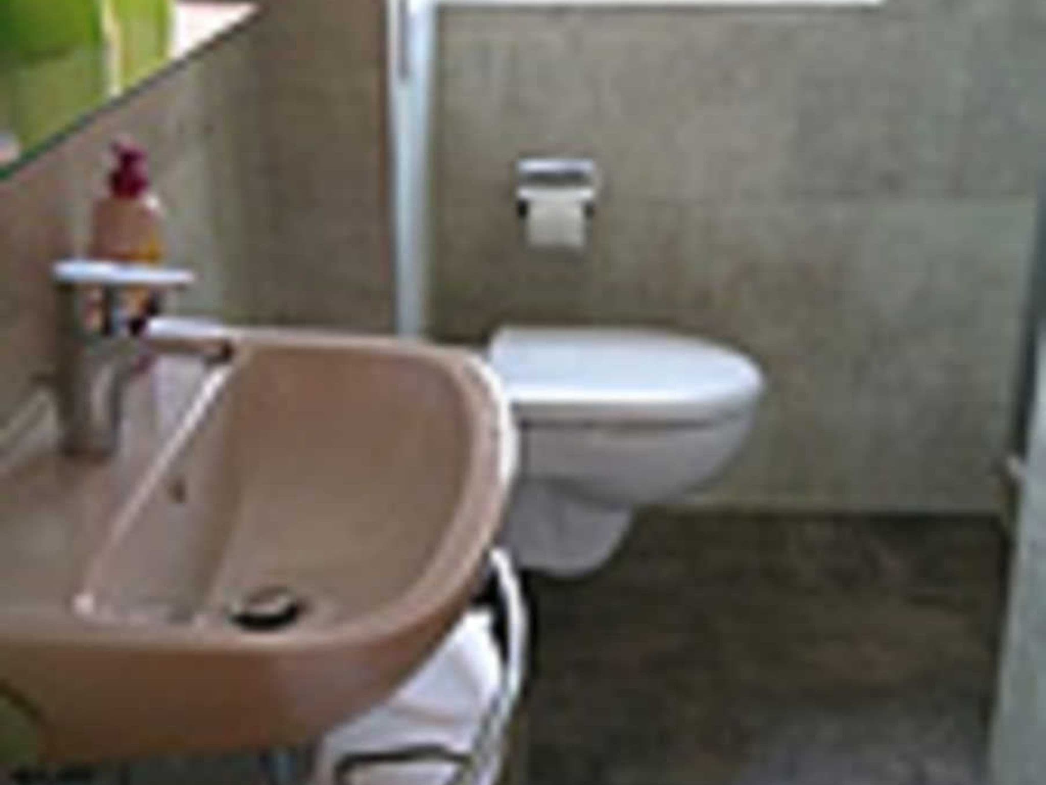 Ferienzimmer unterm Reetdach Lütt Partie - Ferienzimmer unterm Reetdach in Plogshagen/Hiddensee detail 3