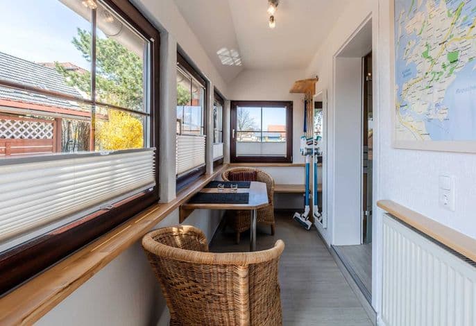 01 Ferienwohnung am Deich mit Terrasse - schöne Ferienwohnungen zwischen Deich und Wellen detail 1