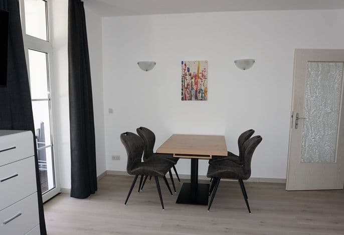 FeWo Nr.7 > 3-Zimmer-Ferienwohnung - Villa Azur - Meerblick - Sassnitz auf Rügen detail 2