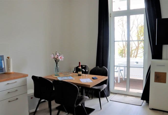 FeWo Nr.2 > 2-Zimmer-Ferienwohnung - Villa Azur - Meerblick - Sassnitz auf Rügen detail 3