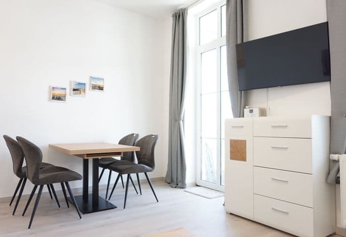 FeWo Nr.4 > 3-Zimmer-Ferienwohnung - Villa Azur - Meerblick - Sassnitz auf Rügen detail 4