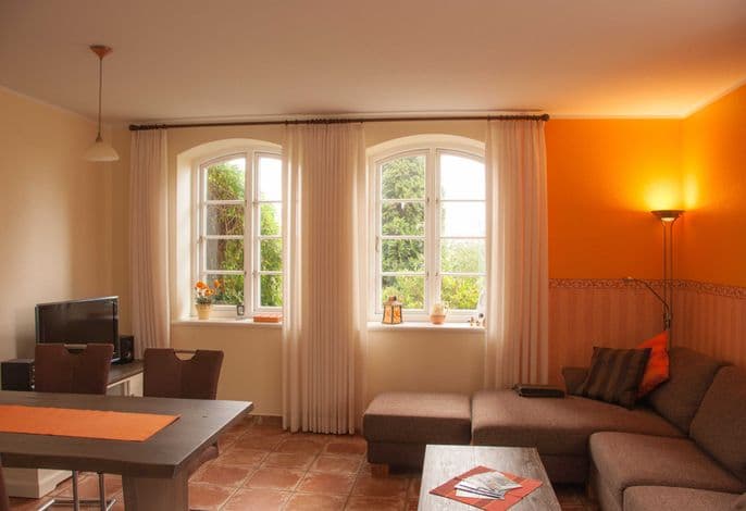 Nr. 2 Ferienwohnung mit Kamin - Ferienwohnungen im Landhaus am Deich mit großem Garten detail 2