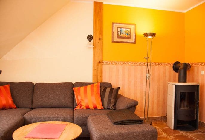 Nr. 3 Appartement mit Kamin - Ferienwohnungen im Landhaus am Deich mit großem Garten detail 1