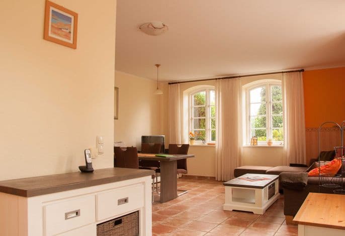 Nr. 2 Ferienwohnung mit Kamin - Ferienwohnungen im Landhaus am Deich mit großem Garten detail 3