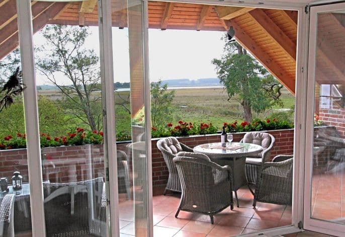 Ferienwohnung mit Balkon und Kamin Störtebeker - schöne Ferienwohnungen mit Terrasse/Balkon u. Sauna detail 1