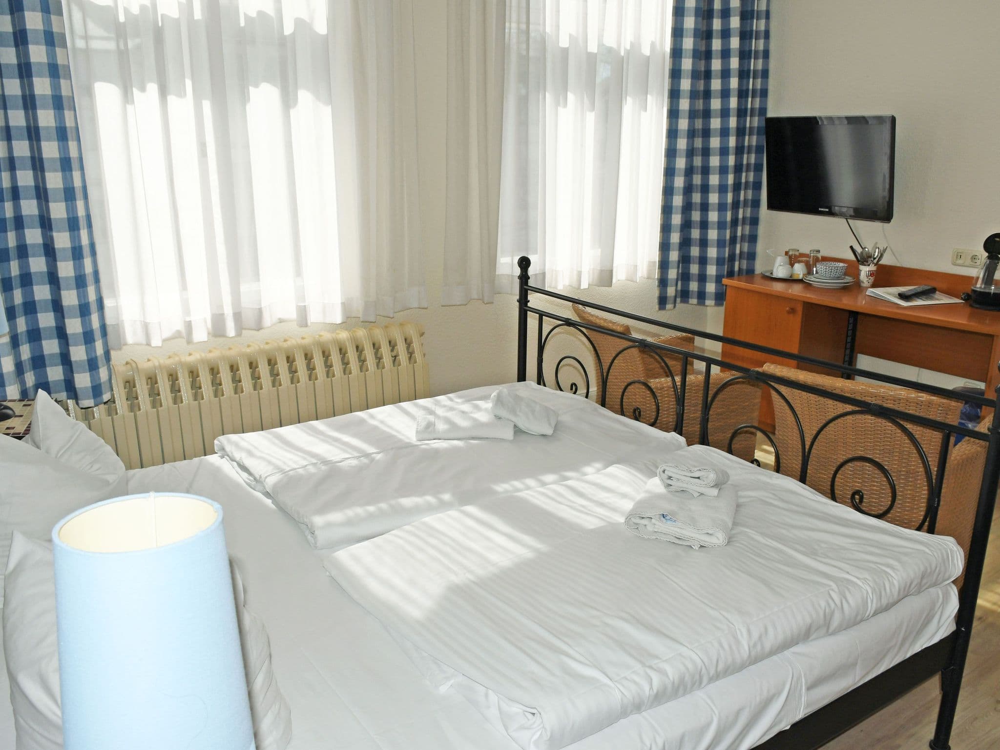 Doppelzimmer 11 - Appartementhaus Sellin in Stil der Bäderarchitektur detail 2