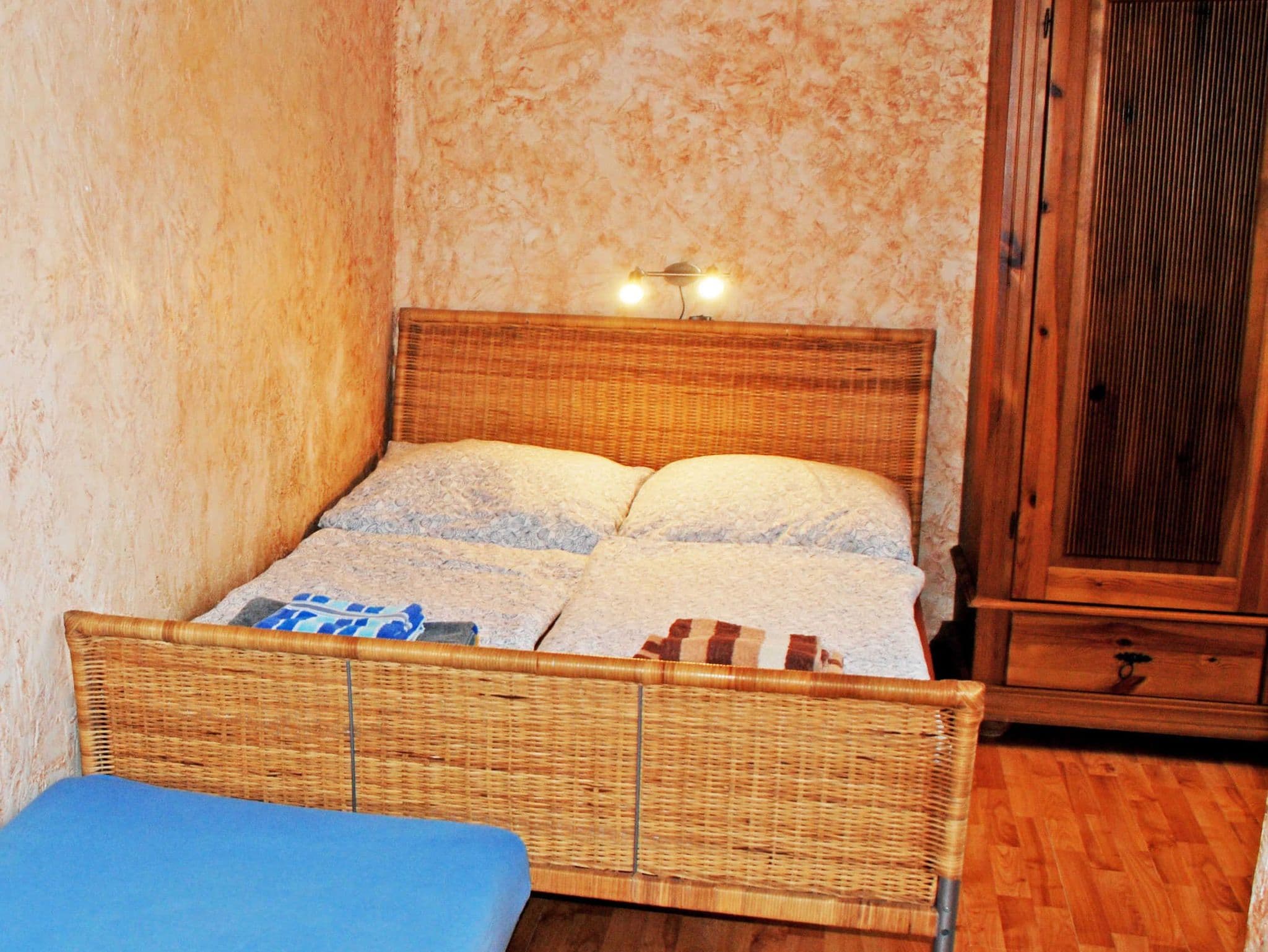 04 Ferienwohnung Jasmund mit Kamin - Ferienwohnungen im Gutshaus Gnies detail 3