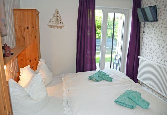 02 Doppelzimmer mit Terrasse - Pension im Seebad Breege detail 1