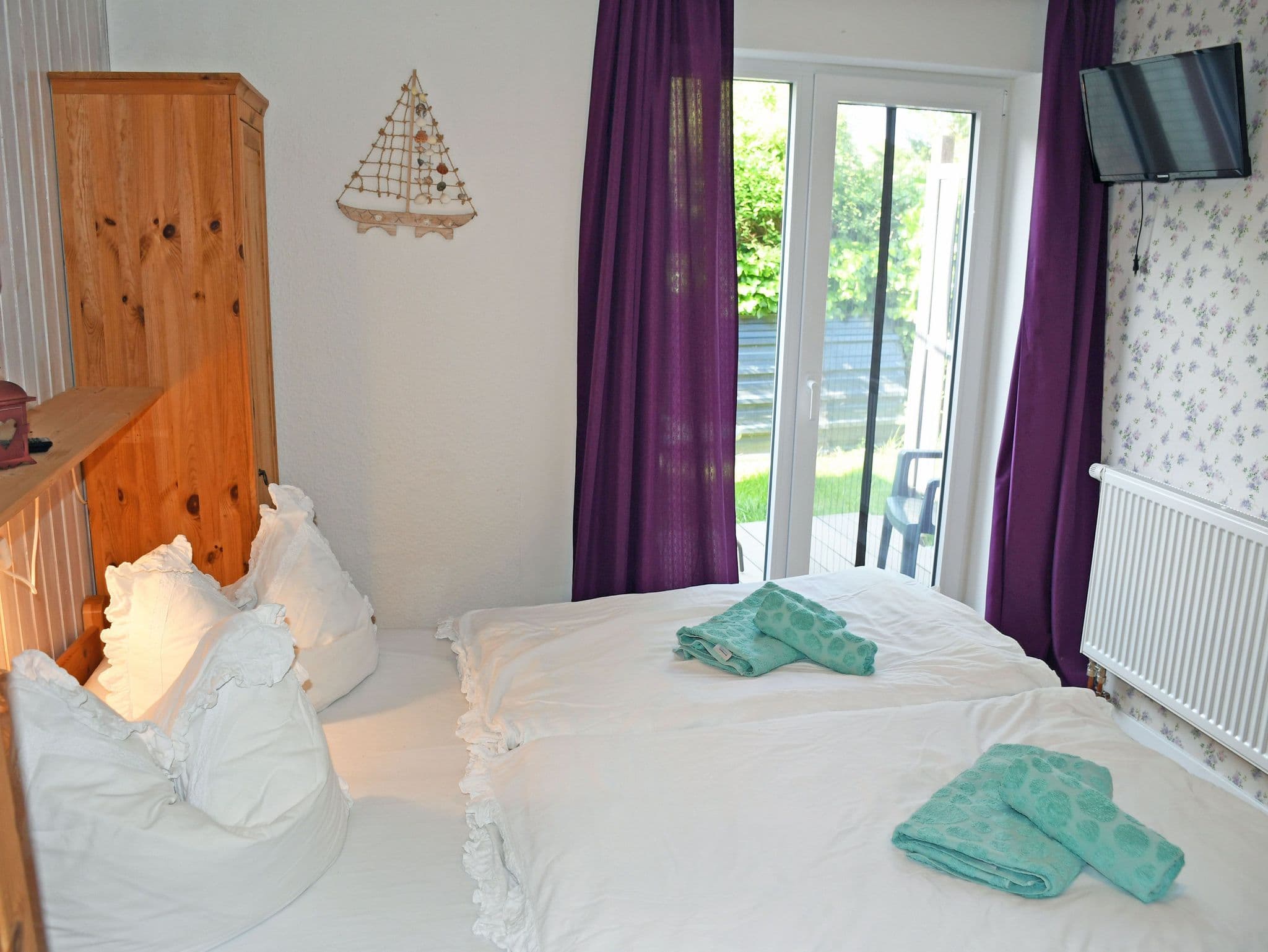 02 Doppelzimmer mit Terrasse - Pension im Seebad Breege detail 1