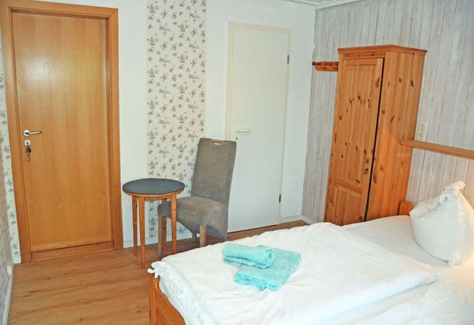 02 Doppelzimmer mit Terrasse - Pension im Seebad Breege detail 2