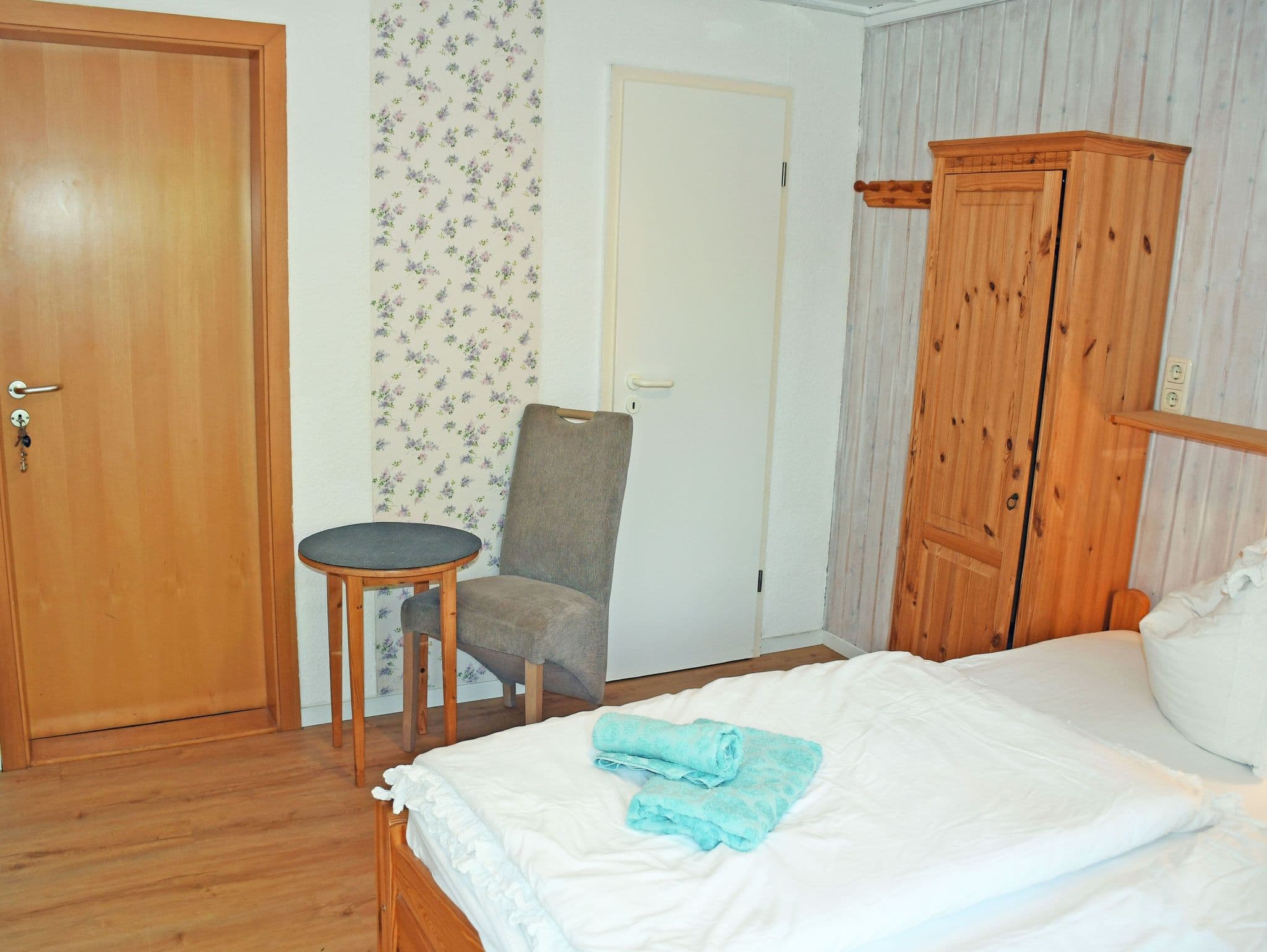 02 Doppelzimmer mit Terrasse - Pension im Seebad Breege detail 2