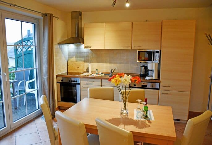 04 Ferienwohnung mit Balkon - Ferienhaus Alt-Baabe mit Terrasse oder Balkon detail 1