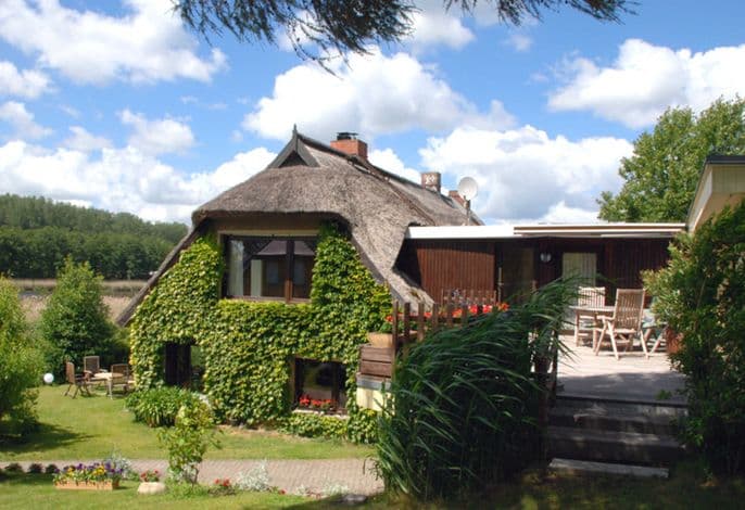 Ferienappartements unterm Reetdach mit Seeblick