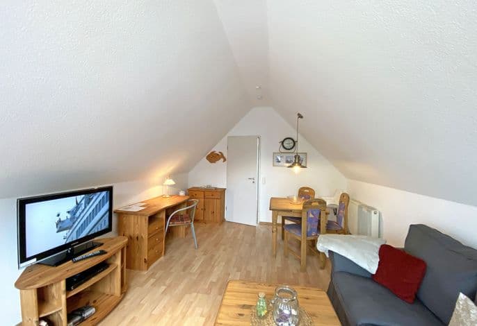 Haus Rügenwind Whg. 05 DG - W: Haus Rügenwind mit 5 komfortablen Wohnungen detail 3