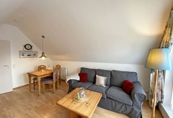 Haus Rügenwind Whg. 05 DG - W: Haus Rügenwind mit 5 komfortablen Wohnungen detail 4