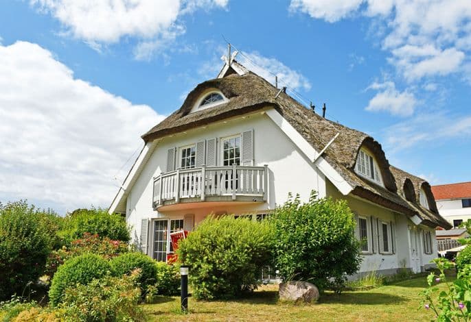 Landhaus mit Reetdach am Teich