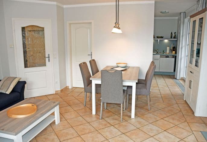 Ferienwohnung EG 1 mit Terrasse und Strandkorb - Landhaus mit Reetdach am Teich detail 3