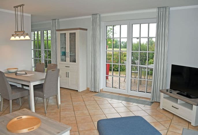 Ferienwohnung EG 1 mit Terrasse und Strandkorb - Landhaus mit Reetdach am Teich detail 2