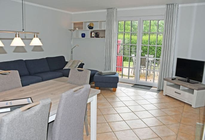 Ferienwohnung EG 2 mit Terrasse und Strandkorb - Landhaus mit Reetdach am Teich detail 1