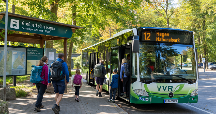 Shuttlebus am Großparkplatz Hagen auf Rügen für den Transfer zum Nationalpark-Zentrum Königsstuhl.