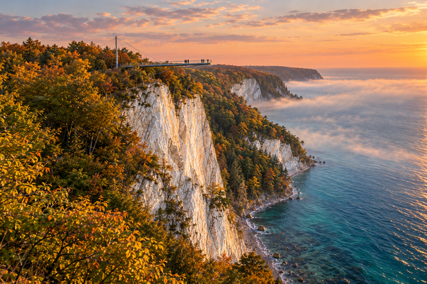 Die strahlend weißen Kreidefelsen des Königsstuhls mit dem freitragenden Skywalk über der türkisfarbenen Ostsee im Nationalpark Jasmund.