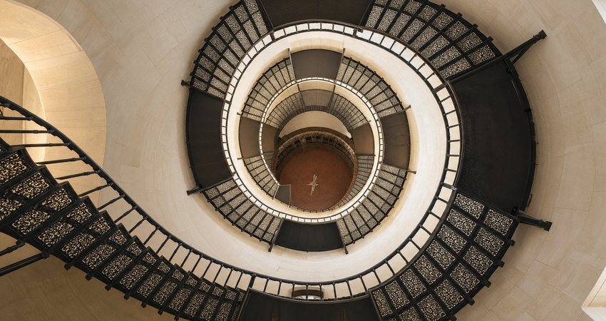 Die freitragende gusseiserne Schinkel-Wendeltreppe mit 154 Stufen im Inneren des Mittelturms vom Jagdschloss Granitz auf Rügen.