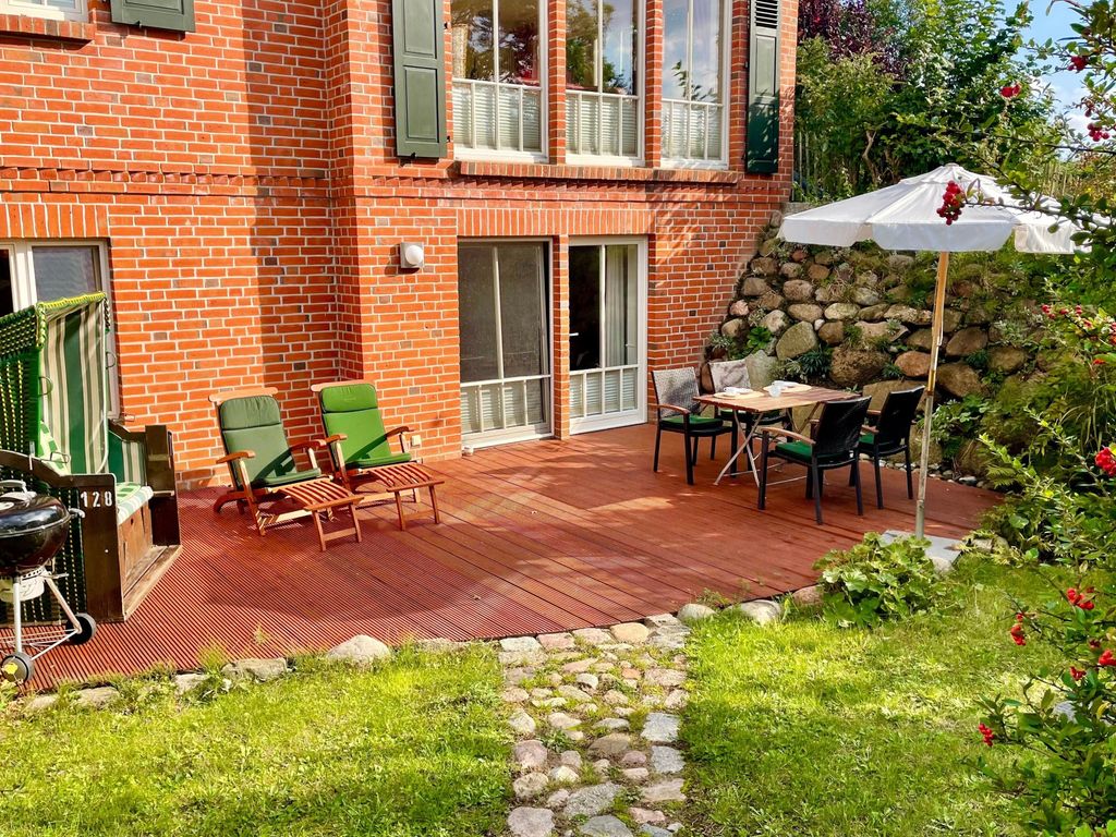 Ein Steinwurf zum Ostseestrand: Ferienwohnung Martha mit Terrasse