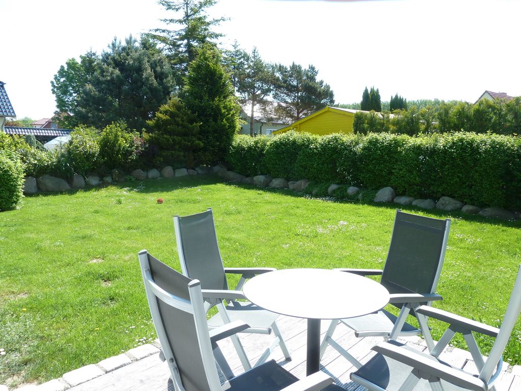 Fewo Alt Glowe 3 mit Terrasse und Garten detail 1