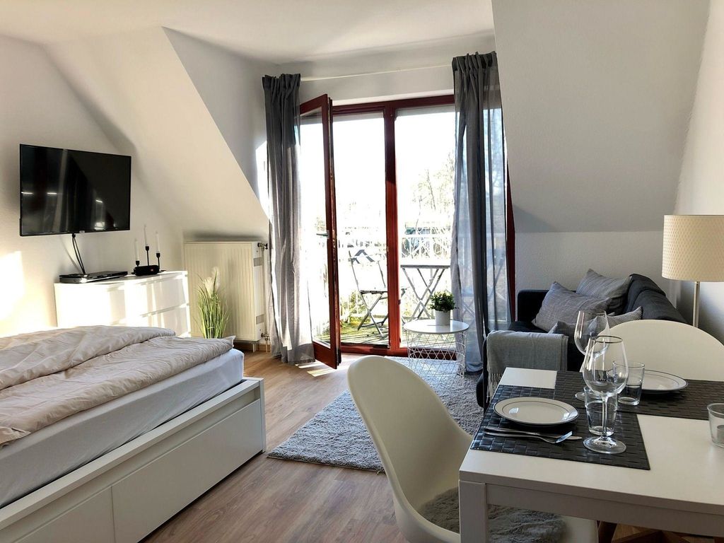 Ferienwohnung "Mary Poppins" mit Balkon zwischen Strand, Wald & Wiese im Südosten der Insel Rügen! detail 3