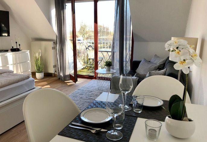 Ferienwohnung "Mary Poppins" mit Balkon zwischen Strand, Wald & Wiese im Südosten der Insel Rügen!