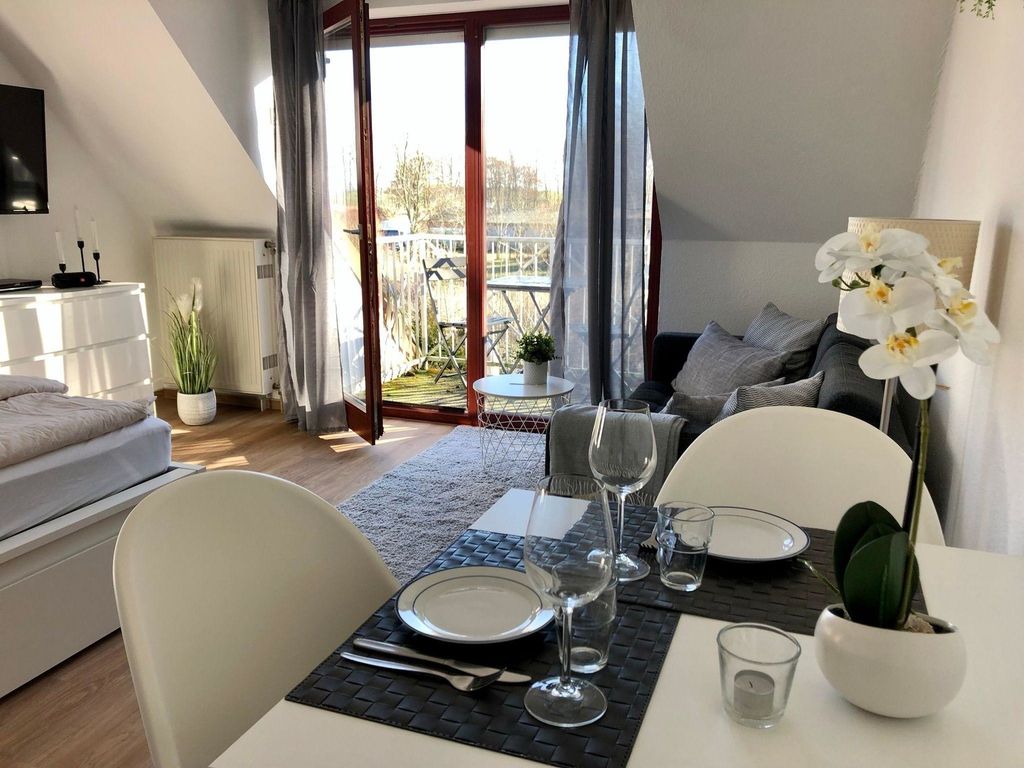 Ferienwohnung "Mary Poppins" mit Balkon zwischen Strand, Wald & Wiese im Südosten der Insel Rügen! detail 4