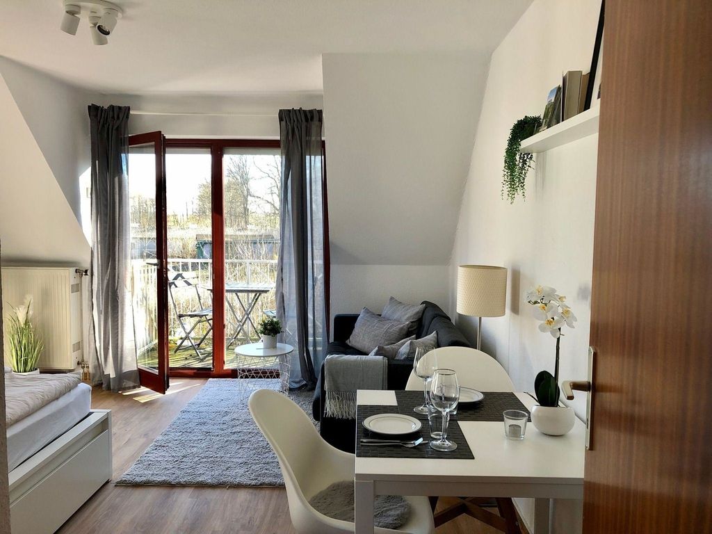 Ferienwohnung "Mary Poppins" mit Balkon zwischen Strand, Wald & Wiese im Südosten der Insel Rügen! detail 2