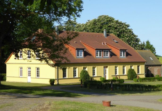 Gut Rattelvitz Parterre A, hochwertig, Sauna, Kamin, eTankstelle, Spielscheune, 15.000qm Parkland