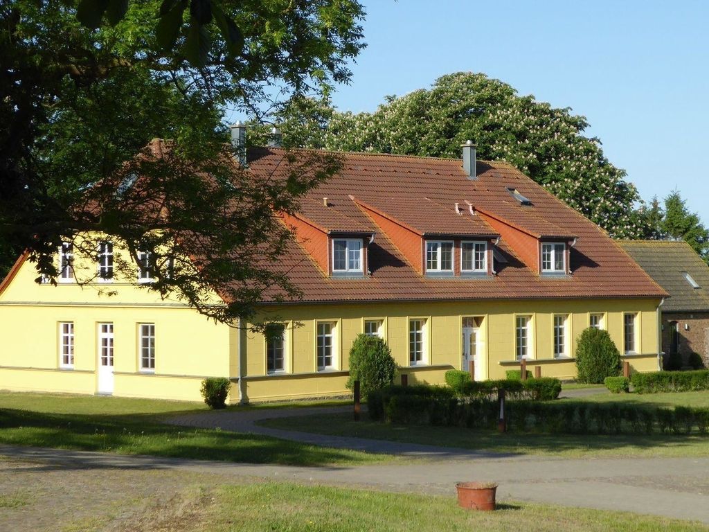 Gut Rattelvitz Parterre A, hochwertig, Sauna, Kamin, eTankstelle, Spielscheune, 15.000qm Parkland