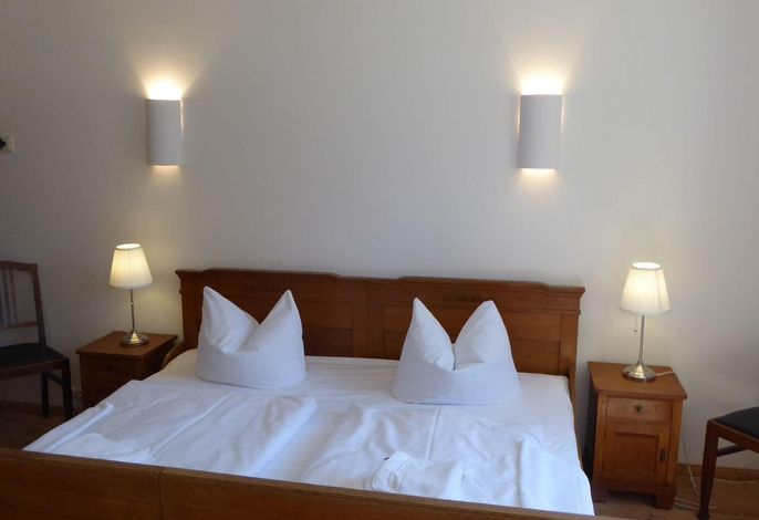 Gut Rattelvitz Parterre C, hochwertig, Sauna, Kamin, eTankstelle, Spielscheune, 15.000qm Parkland