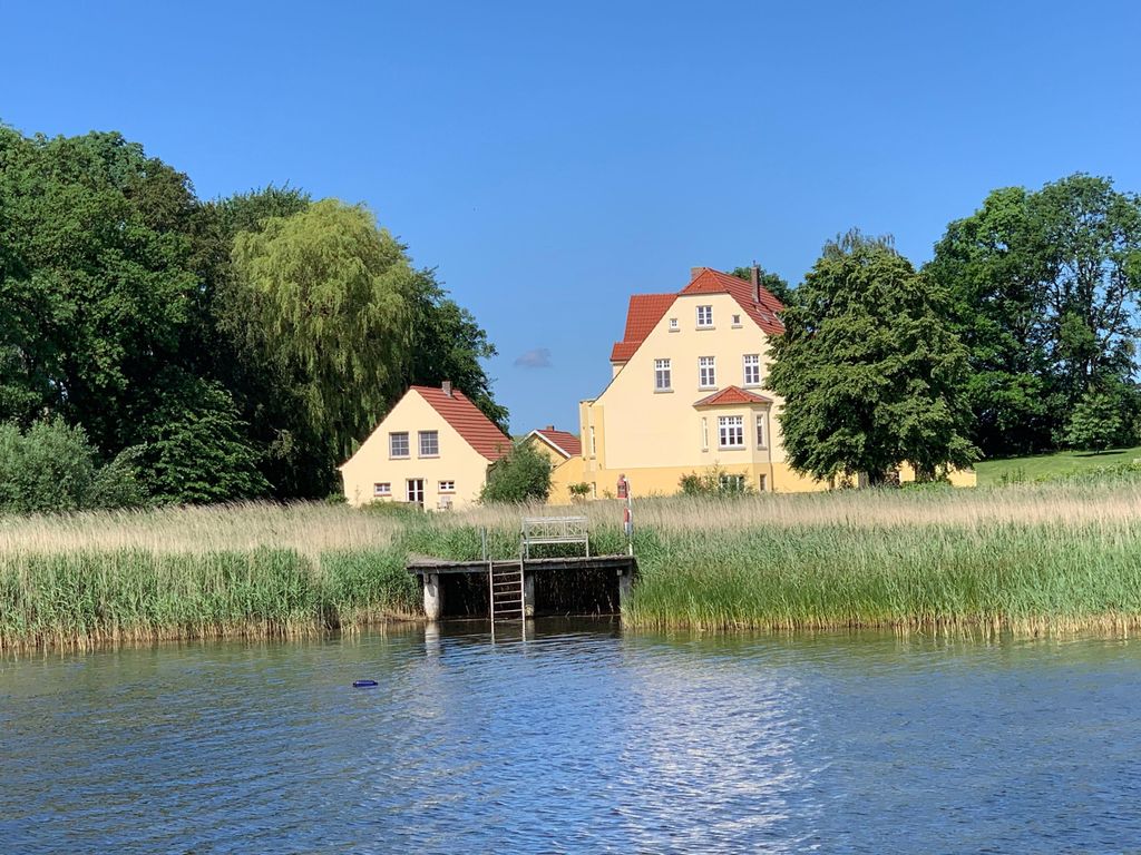 Ferienwohnung 1 direkt am Wasser im Gut Grubnow Rügen detail 1