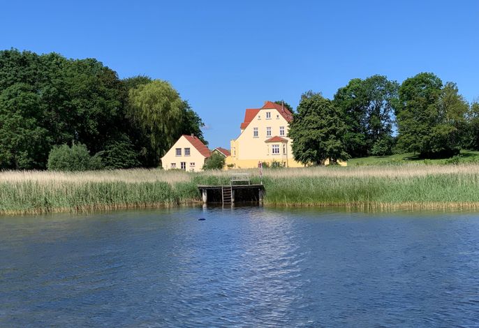Gutshaus Grubnow Ferienwohnung 4 mit Hund am Wasser Sauna und WLAN incl.