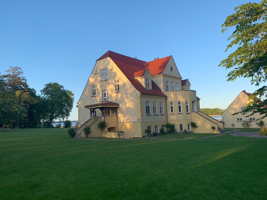 Ferienwohnung 5 am Wasser Gut Grubnow Rügen WLAN und Sauna detail 1