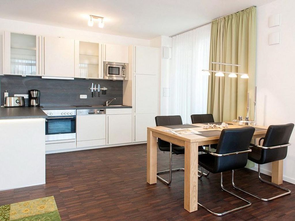 Hochwertiges Familienapartment mit großem Balkon, Whirlbadewanne und Kaminofen - DünenResort Binz detail 1